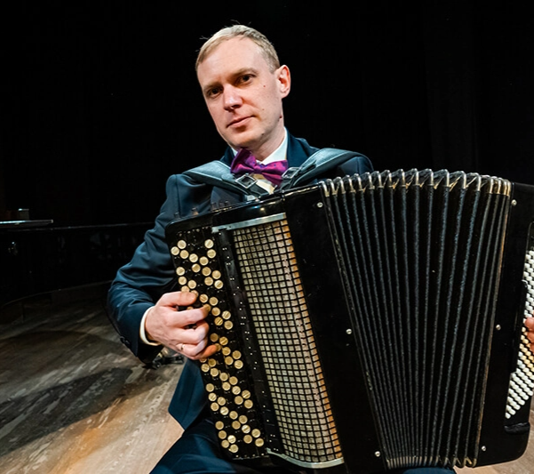 Вдоль по улице метелица метет