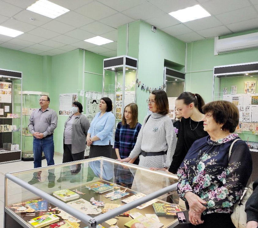 В музее Озерска открылась новая выставка, посвященная бумажным куклам