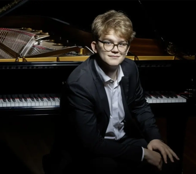 Симфонический оркестр и П. Акулов