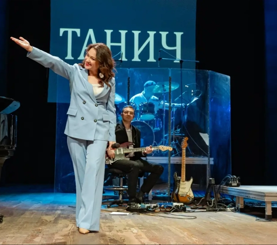 «А белый лебедь на пруду…»