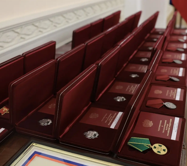 Губернатор Челябинской области Алексей Текслер вручил государственные и областные награды южноуральцам