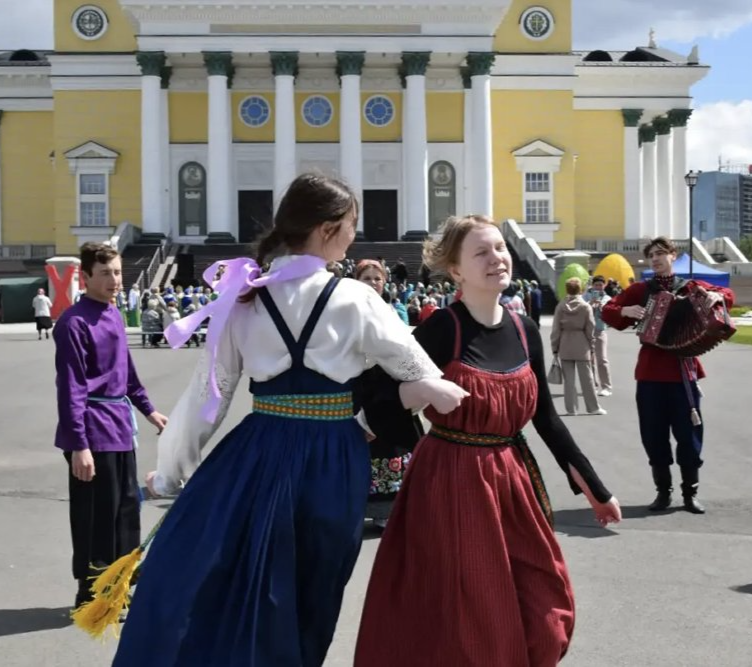 Челябинцев приглашают научиться танцевать народную кадриль