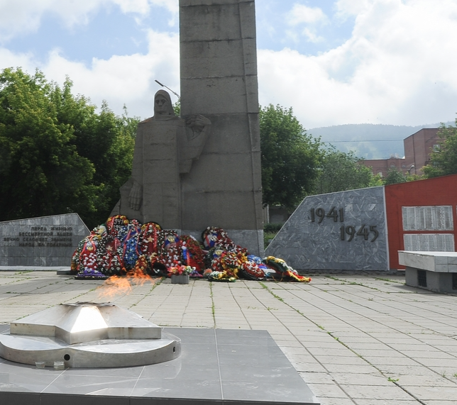 «Под небом единой державы»