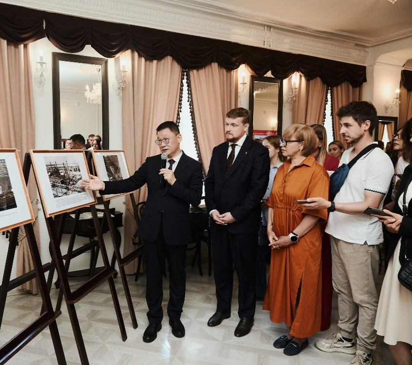 В Музее Южного Урала открылась выставка фотографий «Связанные одной судьбой на пути великих свершений», посвящённая достижениям китайской модернизации