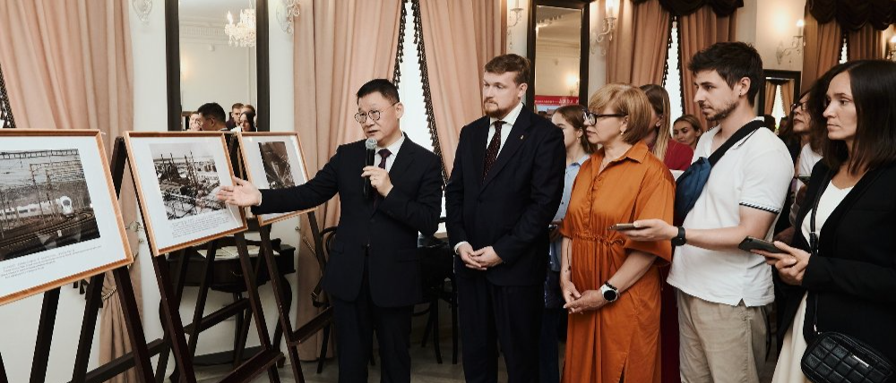 В Музее Южного Урала открылась выставка фотографий «Связанные одной судьбой на пути великих свершений», посвящённая достижениям китайской модернизации